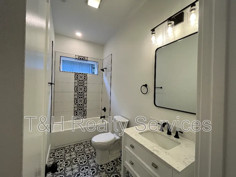 930 Woodlawn Ave — Photo 24