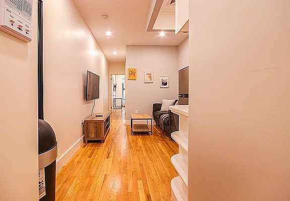 3rd image of 11 Jones St APT 10