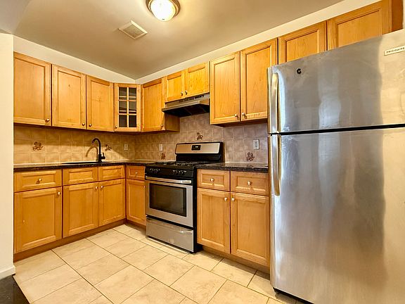 4th image of 326 Throop Ave #2