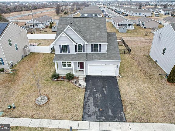 3rd image of 185 Climbing Vine Ave