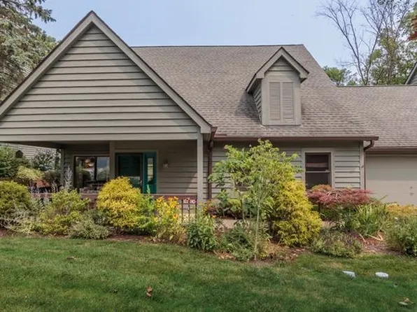 9099 Woodcrest Dr, Brecksville, OH 44141