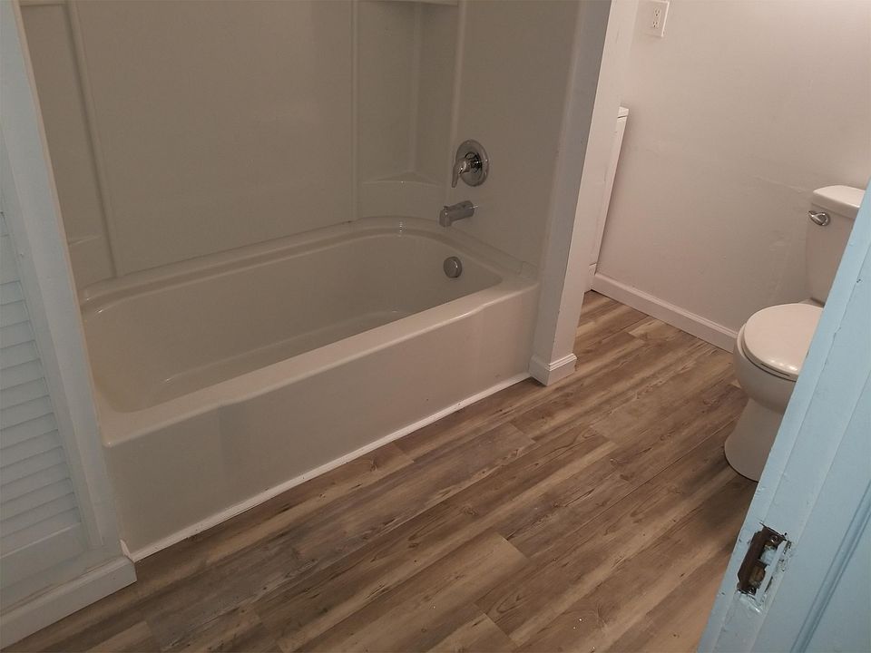 2nd image of 220 Hayes St