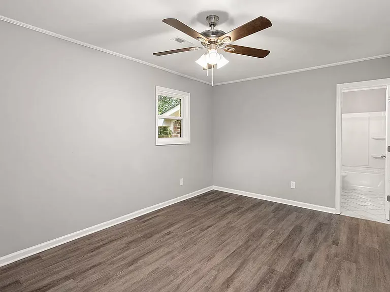 426 Longleaf Dr — Photo 2