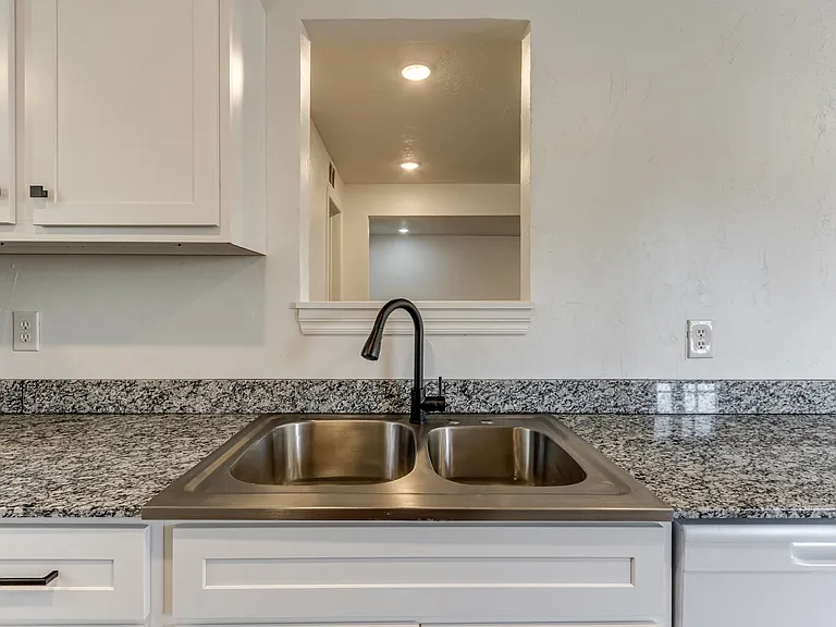 2115 N Billen Ave — Photo 4