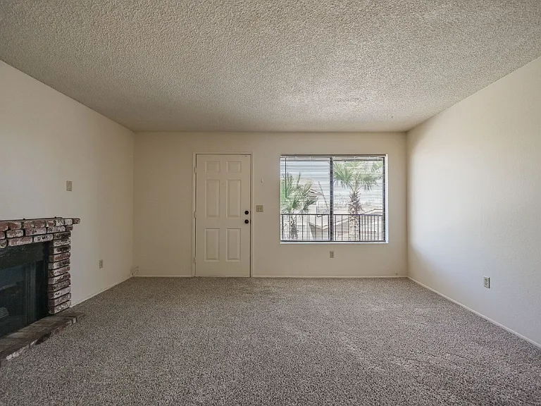 1021 W Perdew Ave — Photo 5