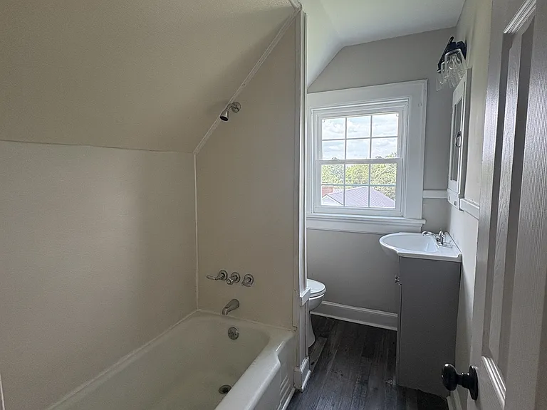 142 Grove Ave #C — Photo 9