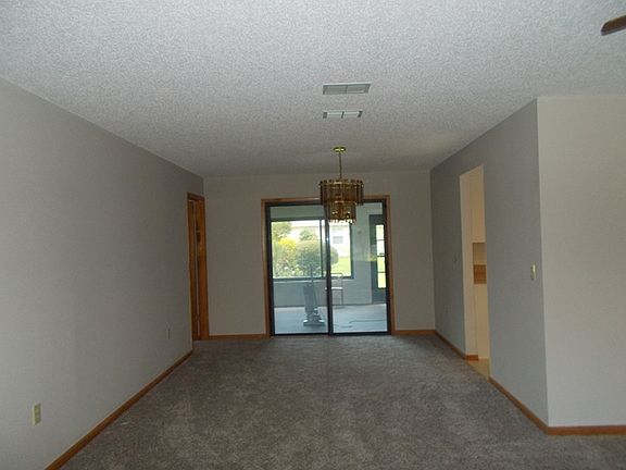4th image of 42 Boxwood Ln