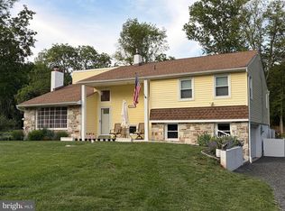 2813 Country Ln, Langhorne, PA 19047