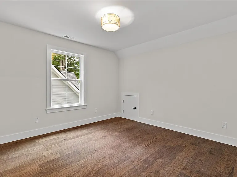 2119 Oak St — Photo 19