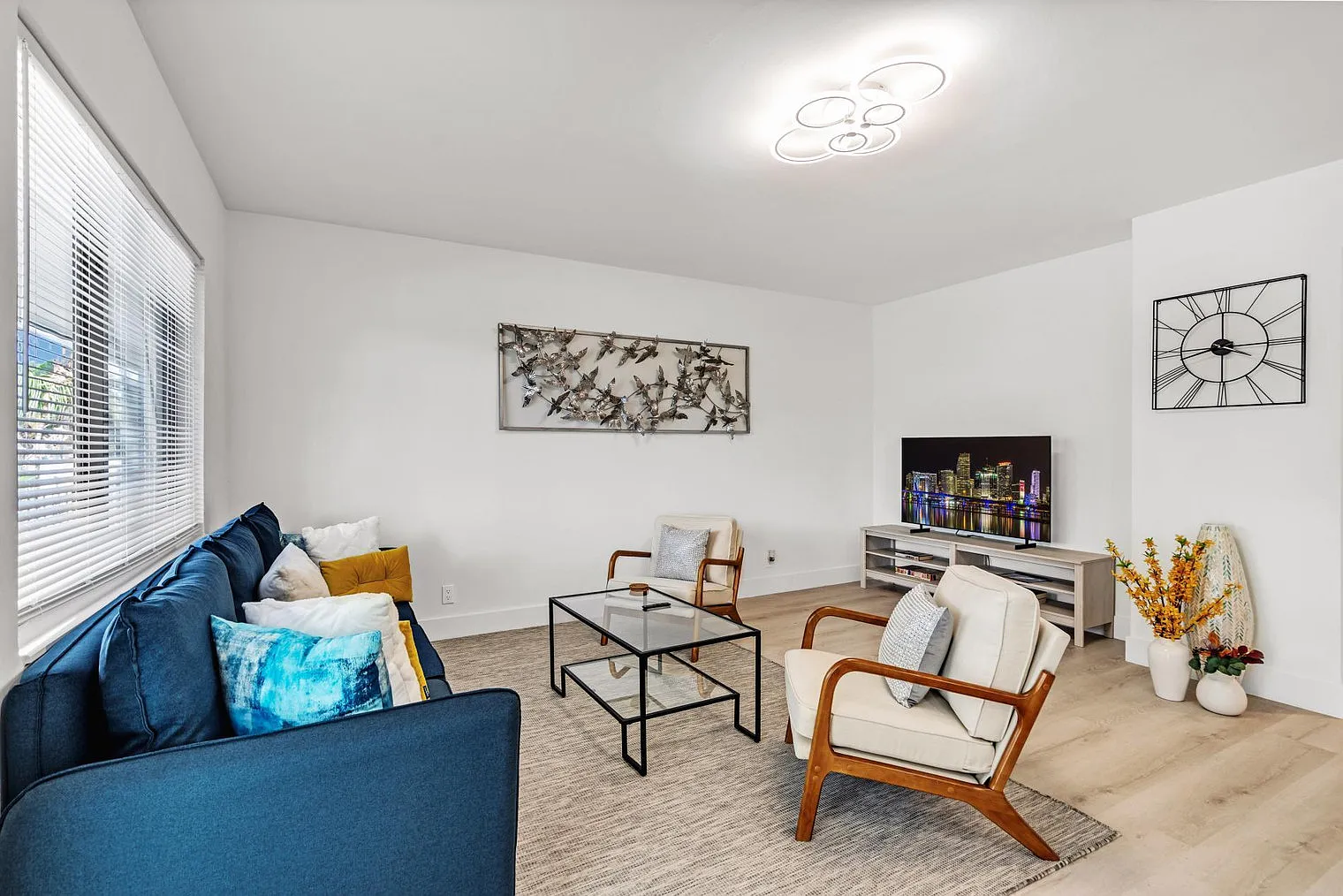 2 bed, 1.0 bath, $2,246 — Photo 2
