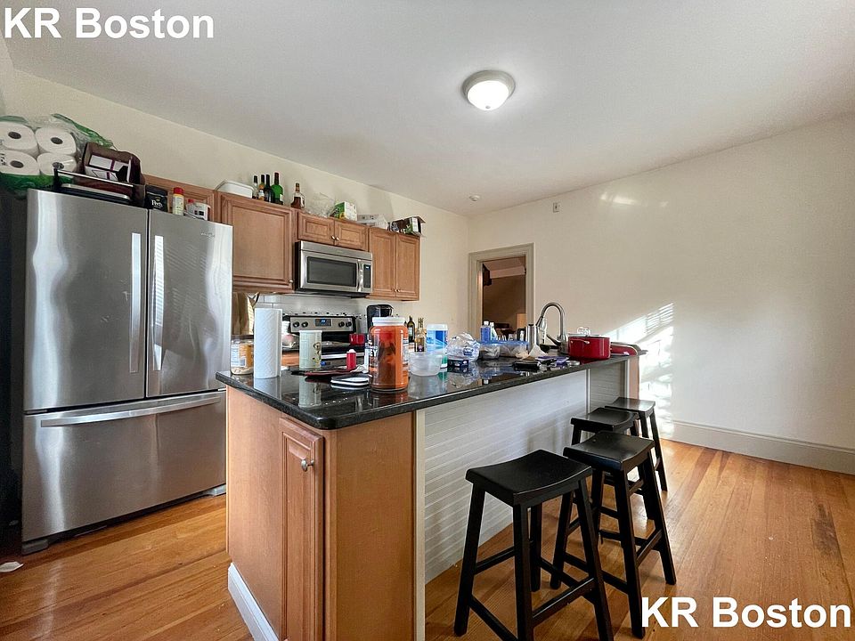 Kitchen w/ Island