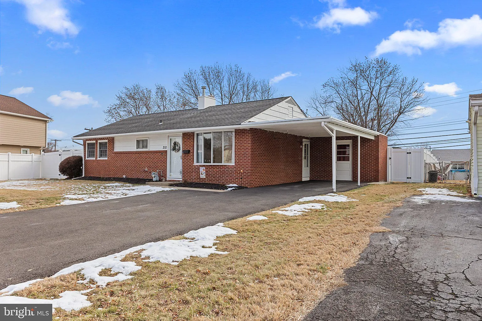 210 Yorkshire Ln photo 1