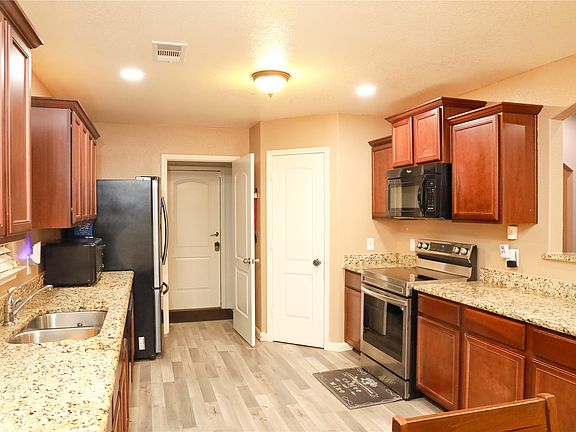 4th image of 1427 Englemann Dr