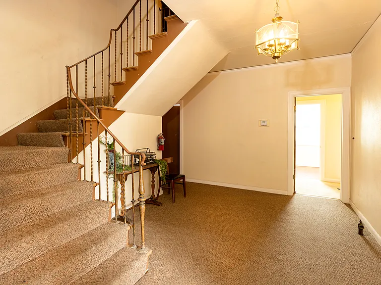 1021 Warfield Ave #5 — Photo 2
