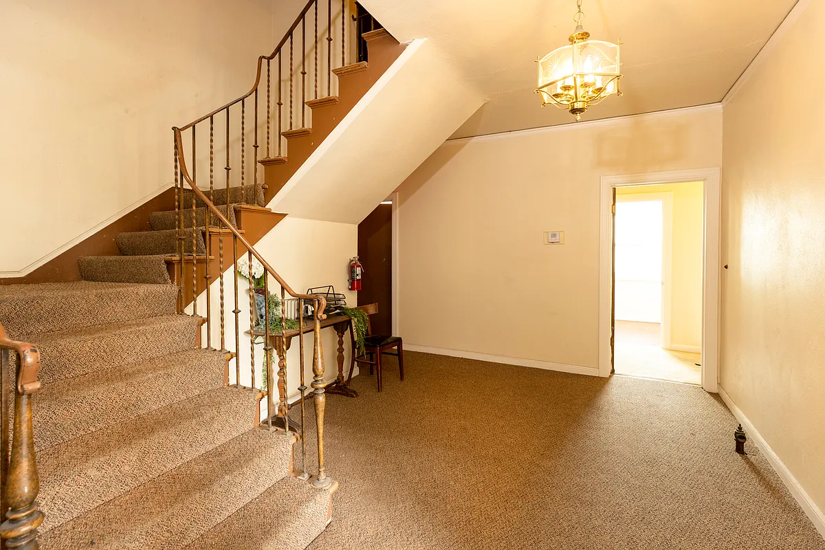 Building Photo - 1021 Warfield Ave #5
