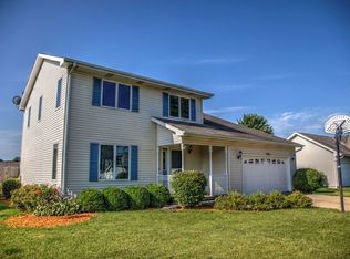 1090 Pickwick Dr, Rochelle, IL 61068