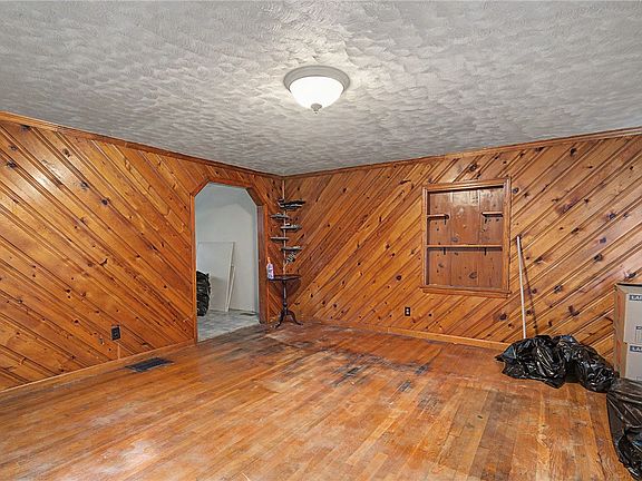 4th image of 1823 Hanes Rd