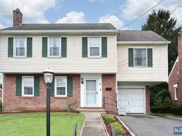 32 Colonial Pkwy, Dumont, NJ 07628