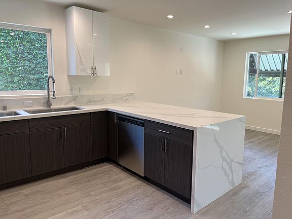 4th image of 612 N Sycamore Ave #2
