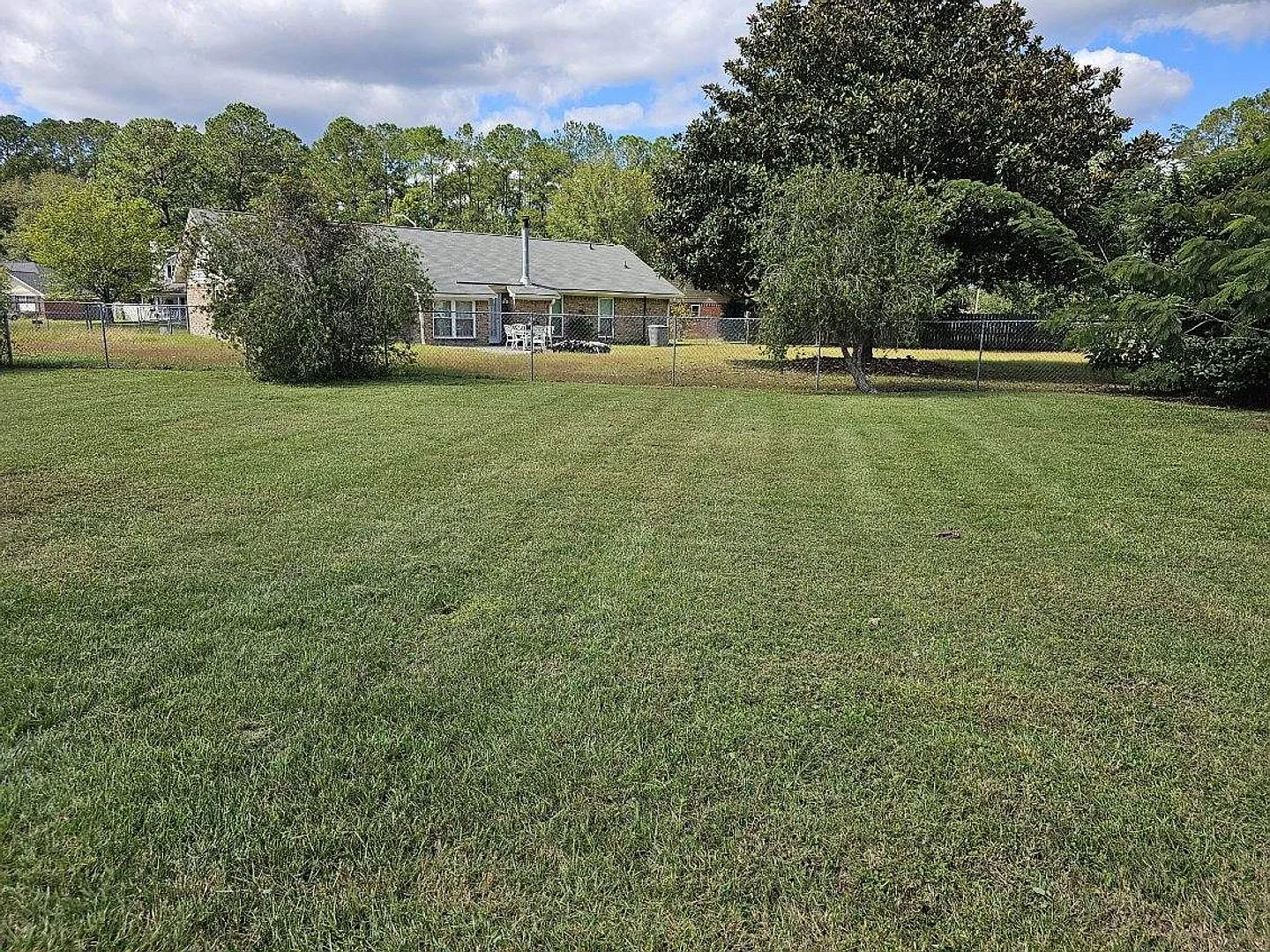 3 bed 2 bath/Fenced yard. Convenient to I-95, Richmond Hill schools, and shopping. — Photo 2