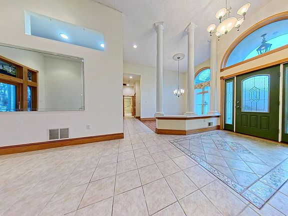 3rd image of 11 Holly Knoll Dr