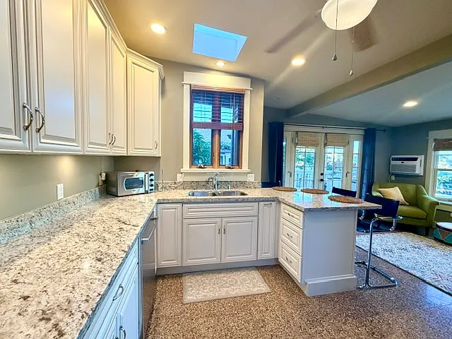 2409 Vancouver Ave — Photo 5