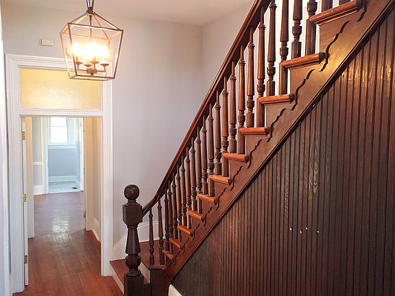 3rd image of 821 Eleanor St