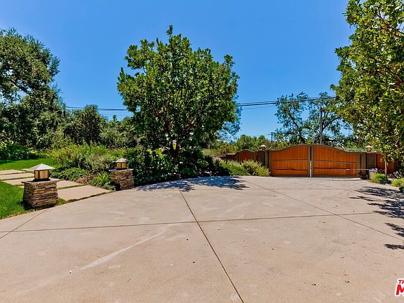 3rd image of 15341 Mulholland Dr