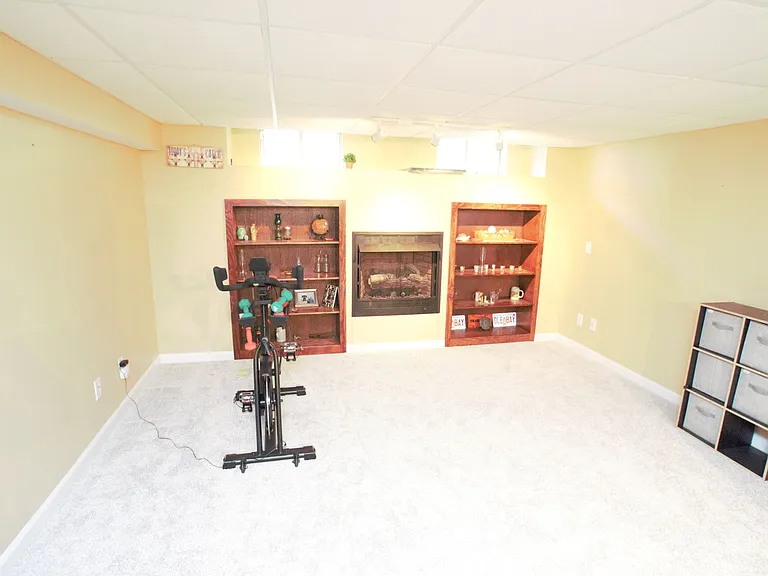 98 Thorndale Cir — Photo 30