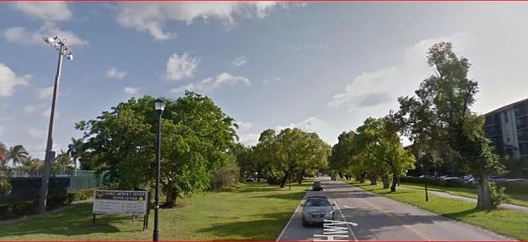 W Dixie Hwy — Photo 4