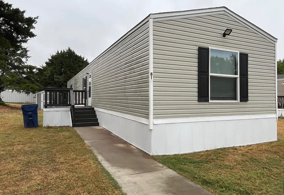 3 bed, 1216 sqft, $999 — Photo 1