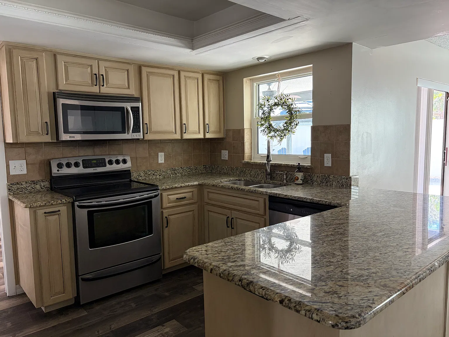 3 bed, 2114 sqft, $3,200 — Photo 4