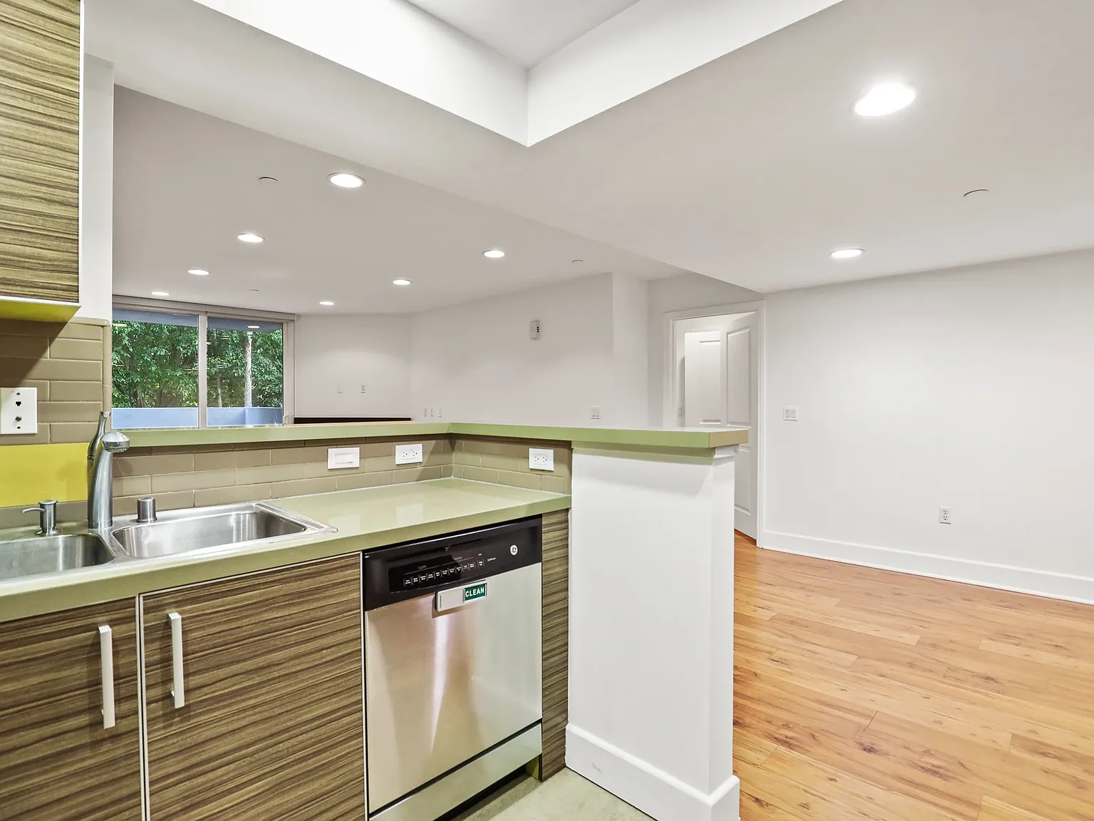 2 bed, 1100 sqft, $3,895 — Photo 4