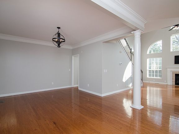 4th image of 921 Dundonnell Pl