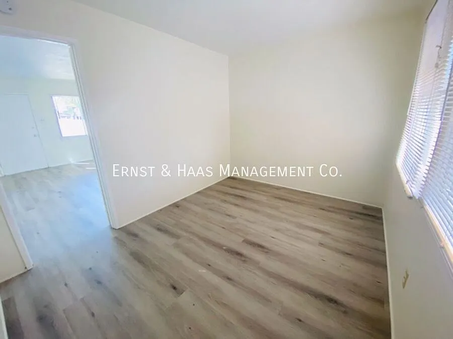 Charming Upper Apartment on 4th! — Photo 4