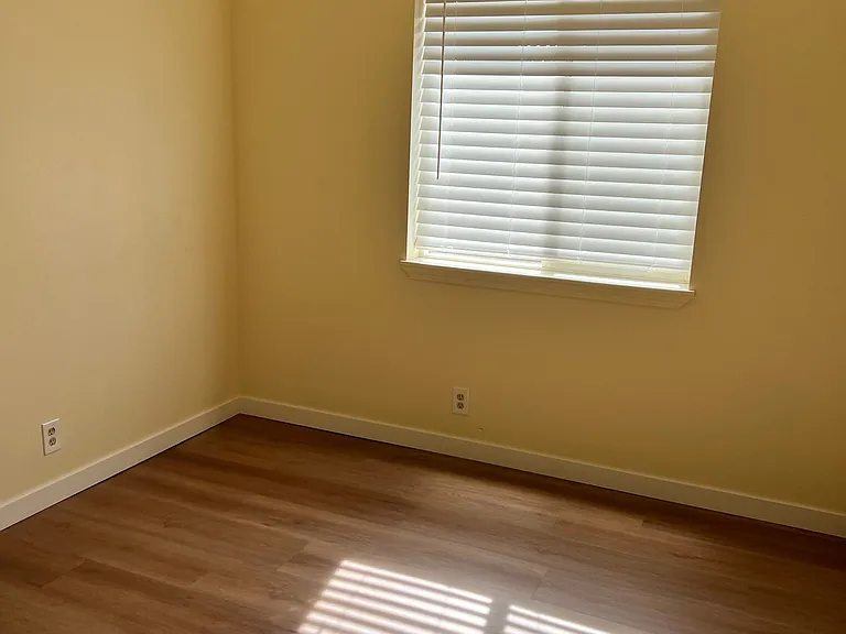 435 NE Clay Ave — Photo 5