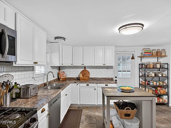 5th image of 949 Grand St