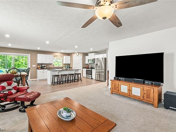 2nd image of 4049 Honeysuckle Ln