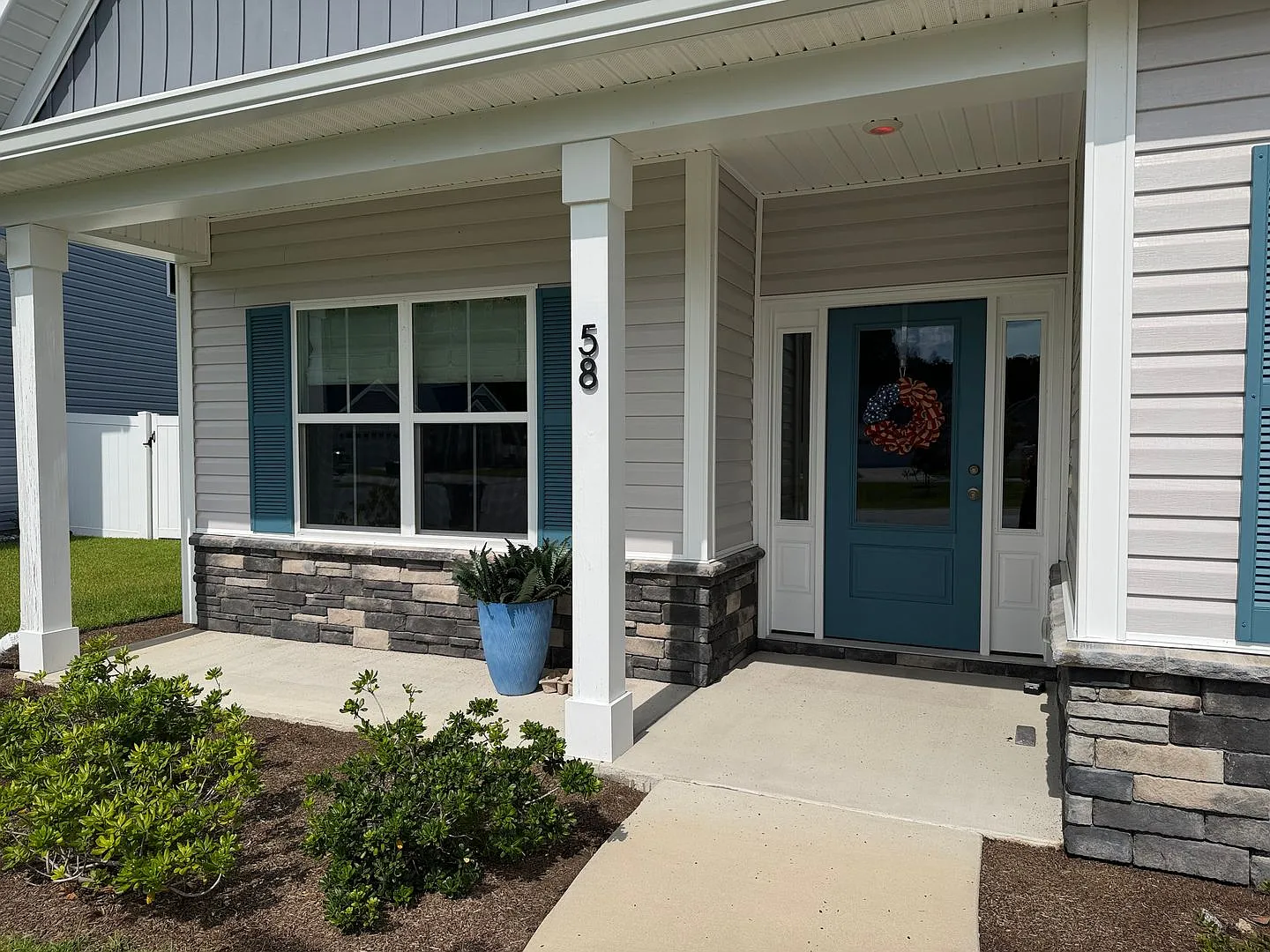 Beautiful One-Level Home in Hearthstone Lakes — Photo 2