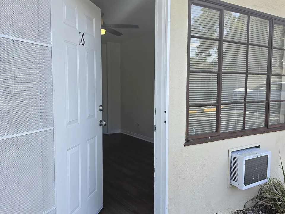 911 W Angeleno Ave #16