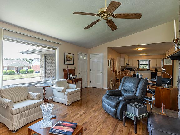 5th image of 381 Fox Harbour Dr
