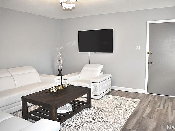 5th image of 4366 Chateau De Ville Dr APT E