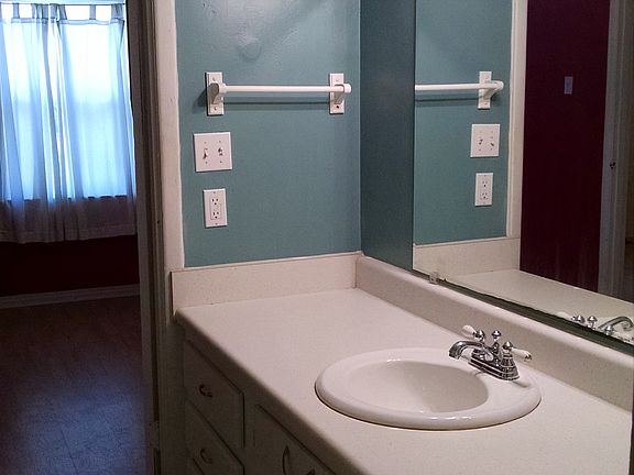 5th image of 106 W Hernandez St