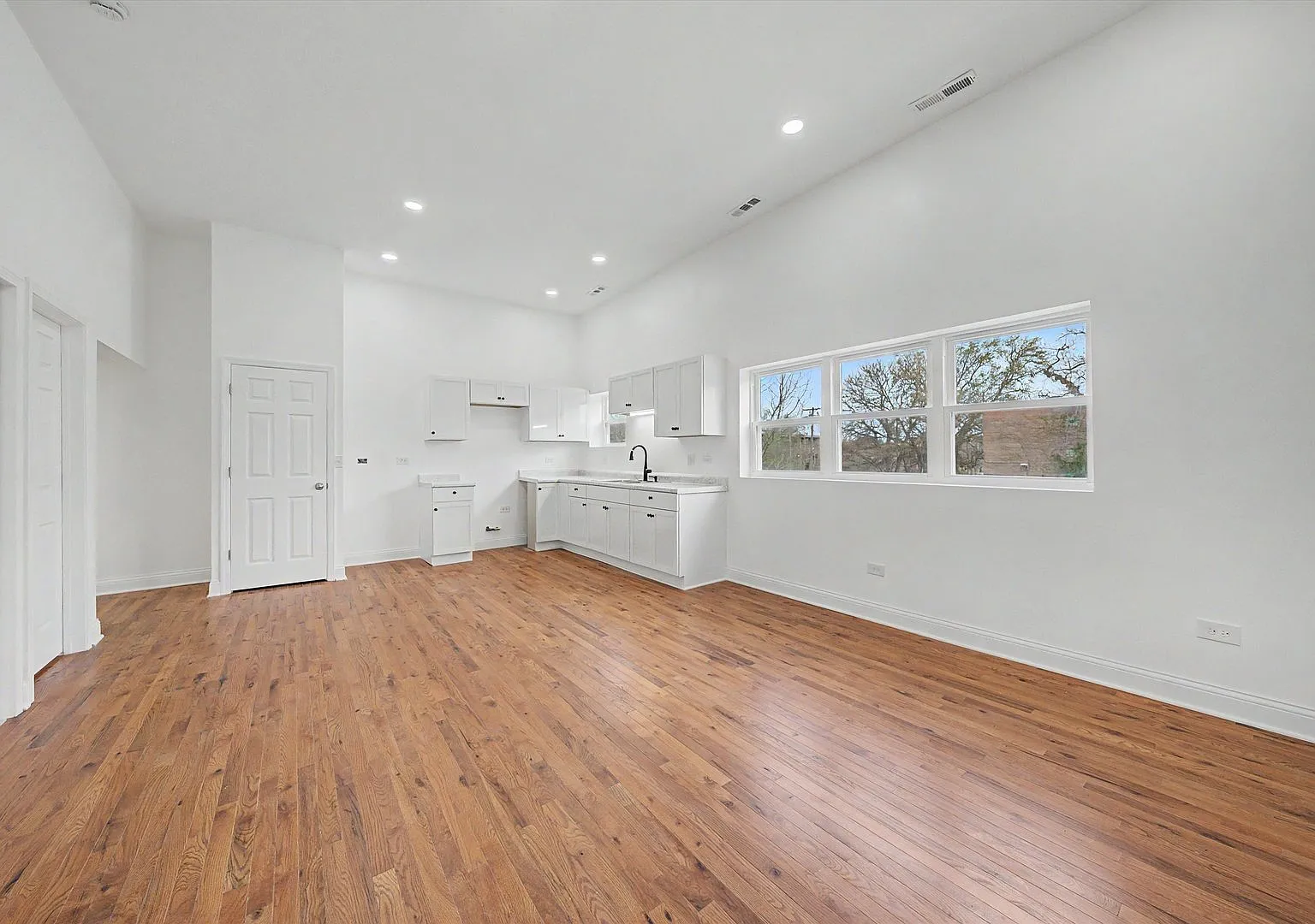 2 bed, 800 sqft, $1,800 — Photo 3