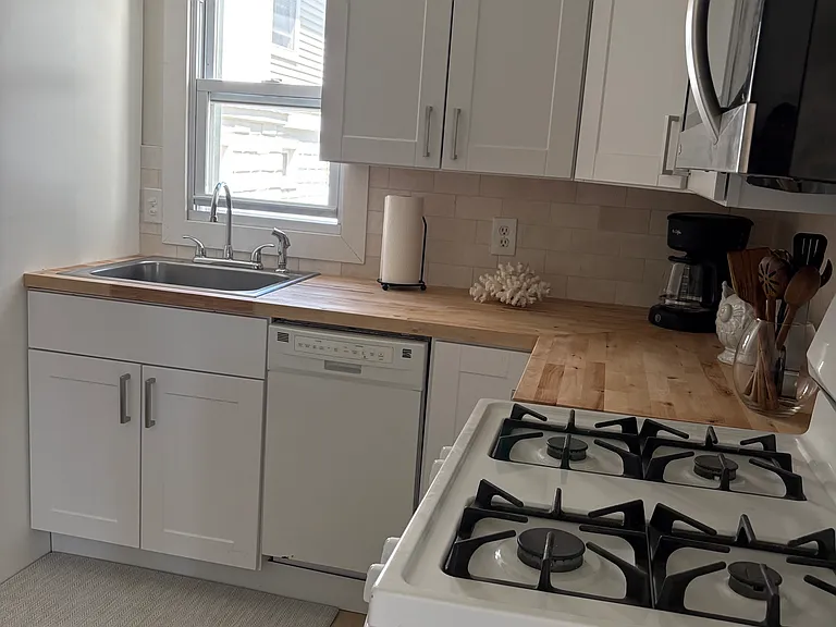 1032 Bay Ave — Photo 10