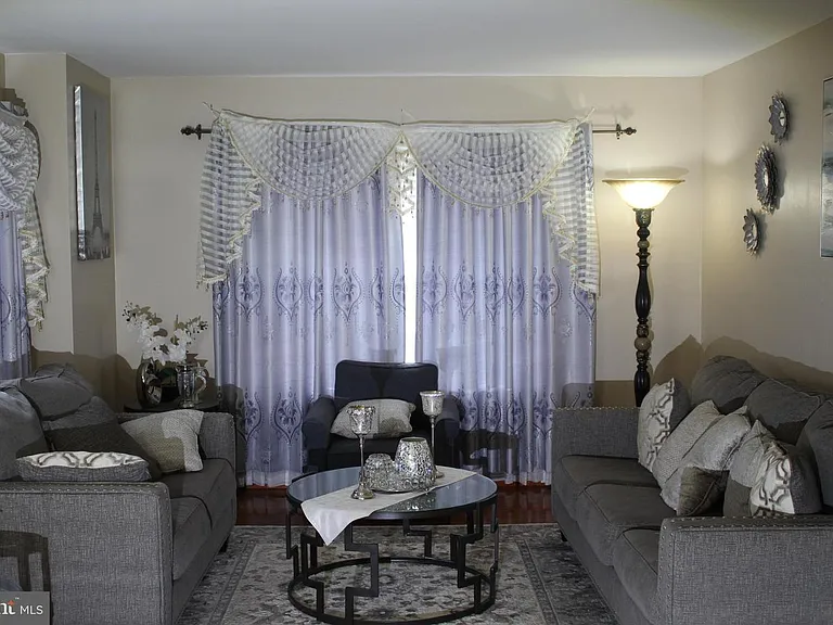 219 Meadow Dr — Photo 3