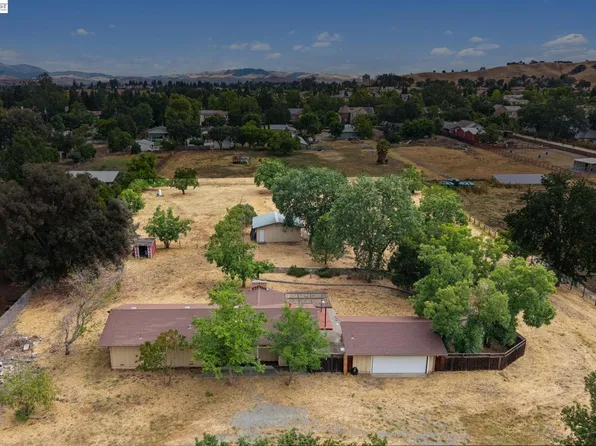 744 Mockingbird Ln, Pleasanton, CA 94566