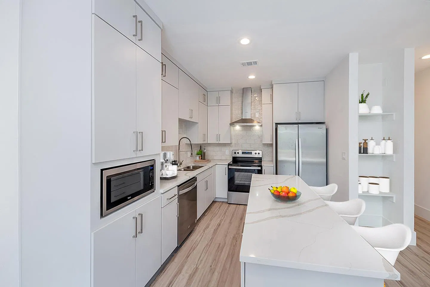 Modern Munger Place townhome with city skyline views — Photo 2