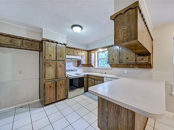 5th image of 7344 Laurie Dr