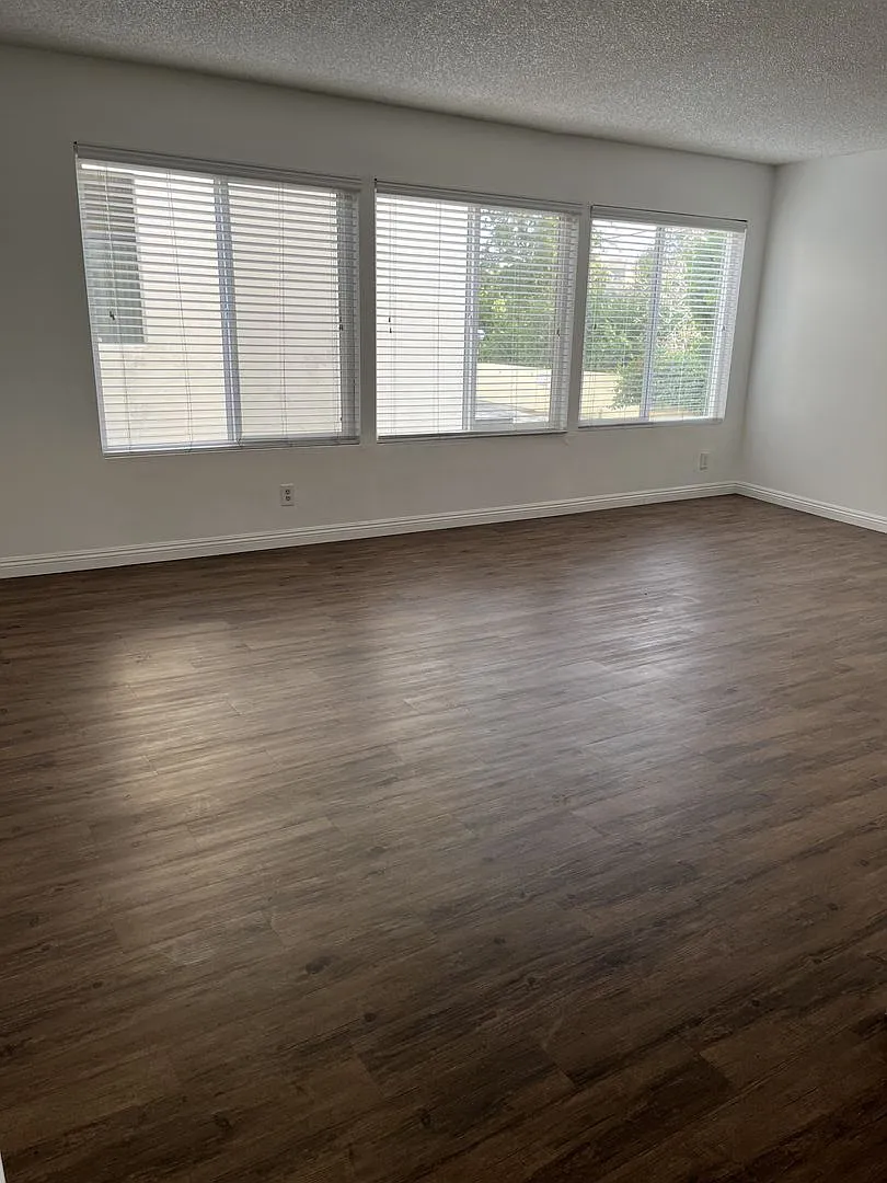 17440 Burbank Blvd — Photo 2